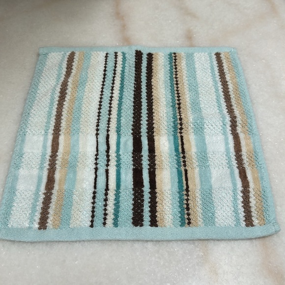 DKNY Wash Cloth Towels (2) - Picture 3 of 6